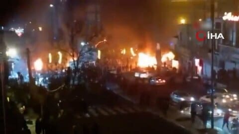 イラン反政府デモの死者540人超　アメリカが軍事介入など検討か