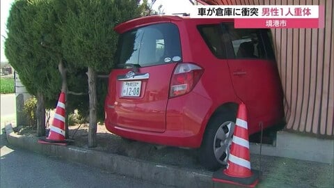 普通乗用車が市道脇の民家の倉庫に突っ込み50代男性運転手が意識不明の重体（鳥取・境港市）