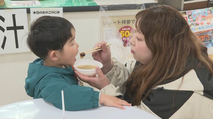 直売所では無料化を記念しキノコ汁のふるまいも行われた