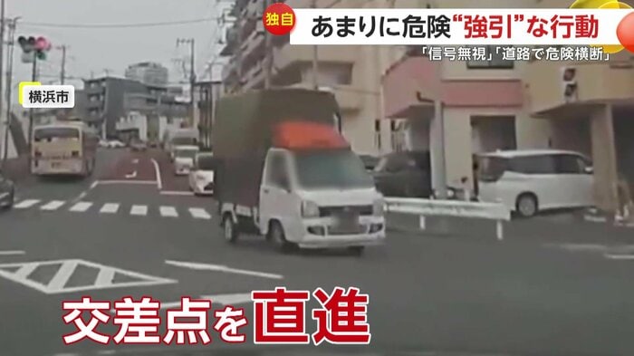無理やり追い越しを行って交差点を直進するトラック(視聴者提供)