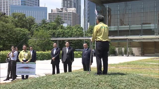 放射線量を説明する環境省の職員