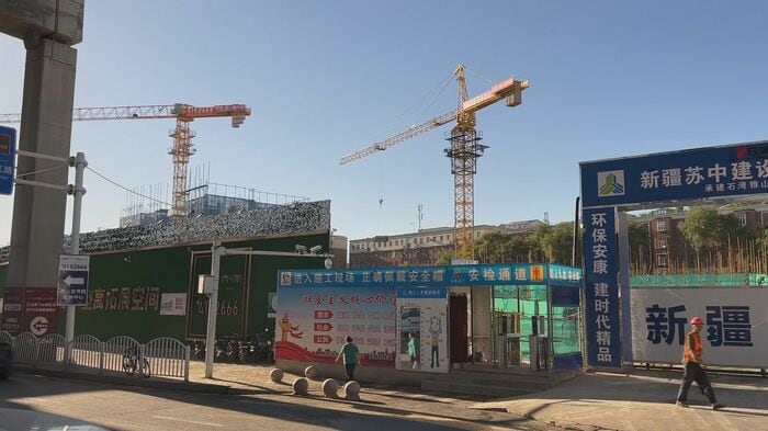 モスクが取り壊されマンション建設が進む