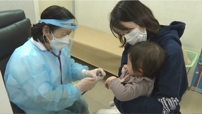 診察を受ける子ども
