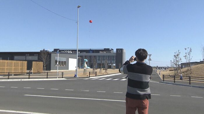 掲げられたアドバルーン 視認性を確認する