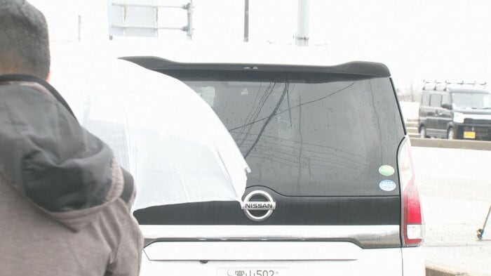 杉林容疑者を乗せた車（13日）