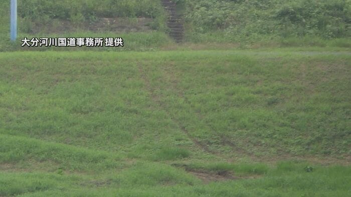 大分市中戸次の大野川の堤防