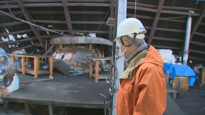 溶解炉も屋根の下敷きに