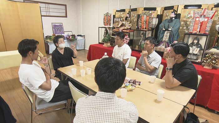 ありがとうシルビアの会でOBと談笑する菊川さん