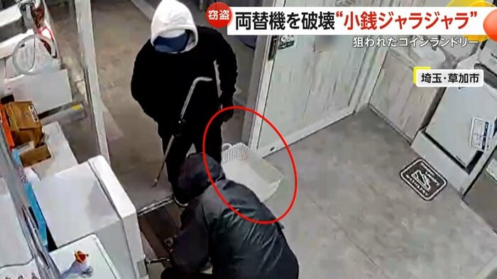 カゴを自動ドアのセンサーの下に置いた男(視聴者提供)