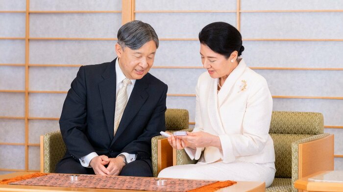 百合子さまゆかりの品を手に偲ばれる 提供 宮内庁