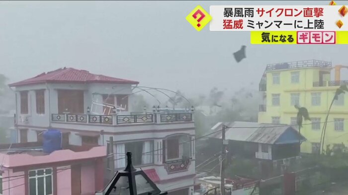 強風で建物の屋根の一部が舞い上げられる様子