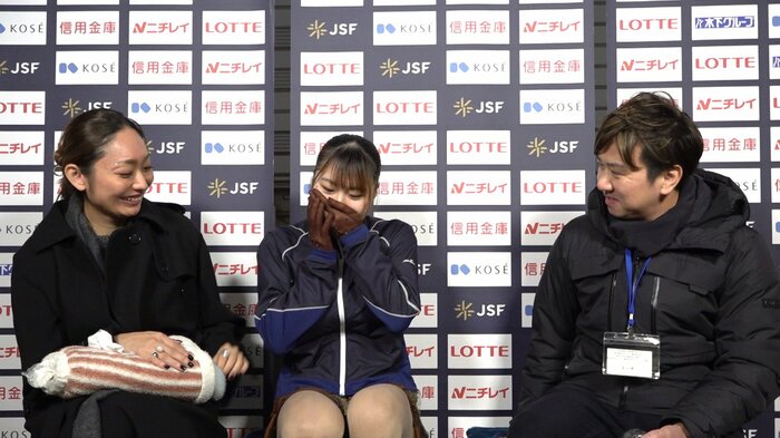 キスクラで本田武史コーチと安藤美姫コーチに挟まれる鈴木なつ