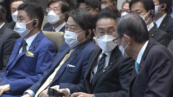 ゼレンスキー大統領の演説を聞く岸田首相