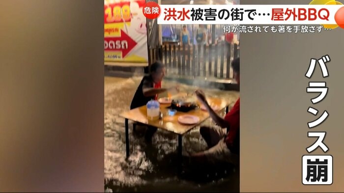 箸を持ったまま笑顔を見せている2人組(スペクター・コミュニケーションズ)