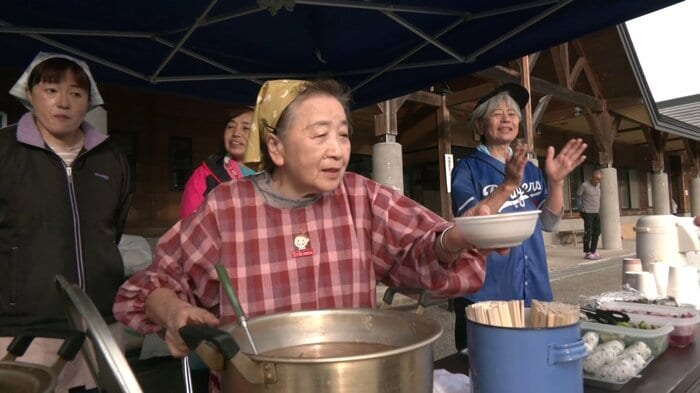 「おつゆも食べて」と温かい味噌汁を振る舞う中島さん