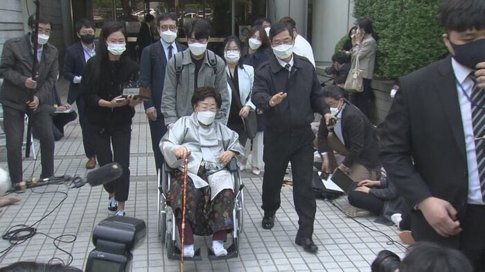 原告の元慰安婦李容洙(イヨンス)さんは判決を最後まで聞く事無く退廷した