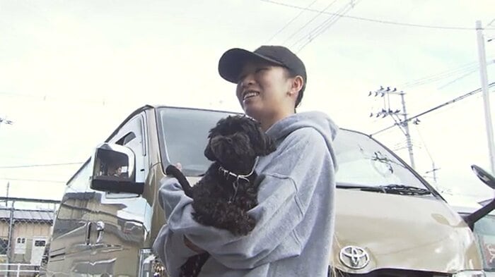 愛犬「六花」と笑顔を見せる赤間選手