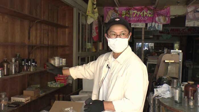 店内の査定をする高田さん