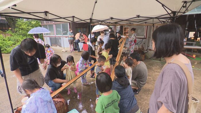祭りでは「流しそうめん」も…