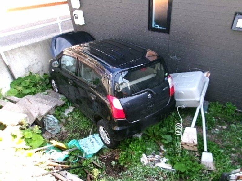 【80代男性の車が暴走】”家族の車→自宅の灯油タンク→自宅の外壁”次々と衝突 「ブレーキと間違えてそのままアクセルを踏んで前進してしまった」〈北海道函館市〉｜FNNプライムオンライン