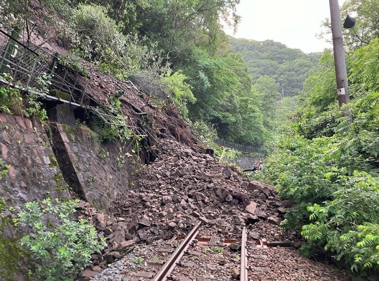 【続報】JR土讃線　徳島で斜面崩壊　特急・南風号の全区間終日運休　琴平駅～阿波池田駅終日運転見合わせ｜FNNプライムオンライン