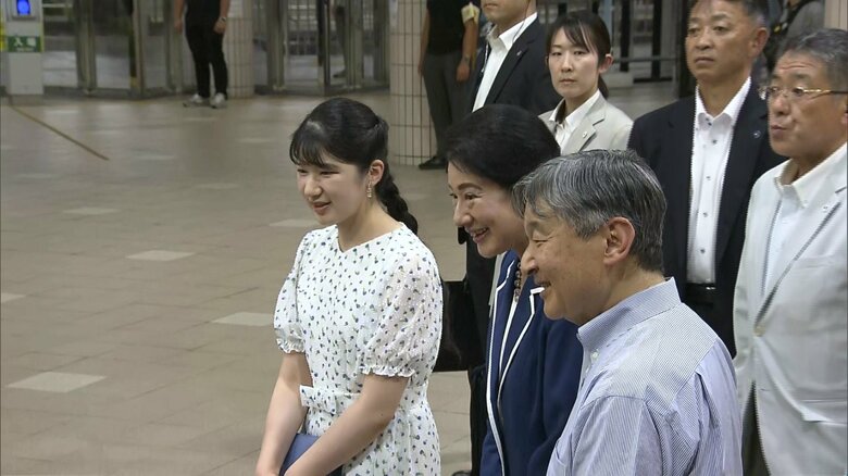 天皇ご一家が須崎御用邸でご静養へ　愛子さまは三つ編みワンテールで白地に小花柄のワンピースをお召しに　コロナ禍もあり6年ぶり　下田駅にご到着｜FNNプライムオンライン