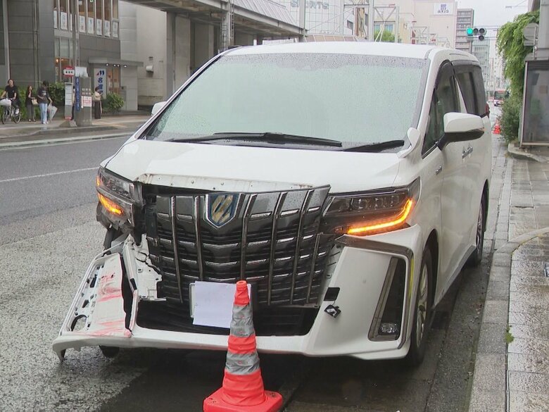 乗用車の右前部が大きく破損…路地から出てきた車と路線バスが衝突 乗客約10人のうち女性1人が肩の痛みなど訴える｜FNNプライムオンライン