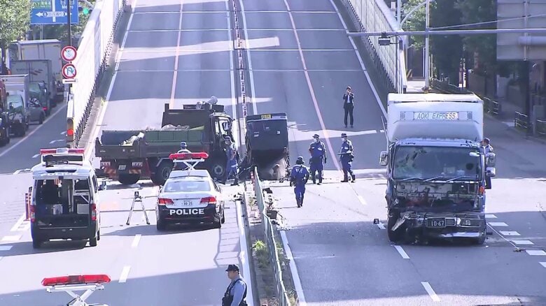 環七で軽自動車が対向車線のトラックと衝突　その後に別のトラックにも追突され男女2人死亡　トラック運転手2人も負傷　東京・練馬区豊玉北｜FNNプライムオンライン