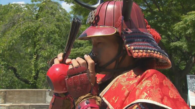 「もう“夏の陣”ではないか」猛暑日に“甲冑姿”の「真田幸村」もこまめな水分補給　観光客にも「暑いから気を付けて」　上田35.8度、安曇野市穂高35.2度　14人が熱中症の疑いで搬送、1人重症　長野｜FNNプライムオンライン