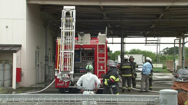 焼却施設の外に置かれたごみから出火か　南蒲生環境センターで火災　消防車両１６台で消火にあたる〈仙台〉｜FNNプライムオンライン