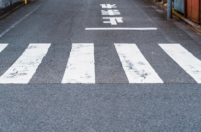 【速報】横断歩道の白線の間が広くなる！約2倍の90cmに　わだちをさけて劣化を防ぎ費用抑える効果が　警察庁　｜FNNプライムオンライン
