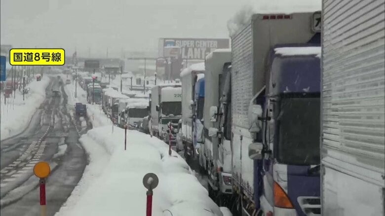 「ガソリン・食料が足りない」大雪の新潟で立ち往生30時間以上にも “極寒なのに停電”暖房なしの生活になる地域も｜FNNプライムオンライン