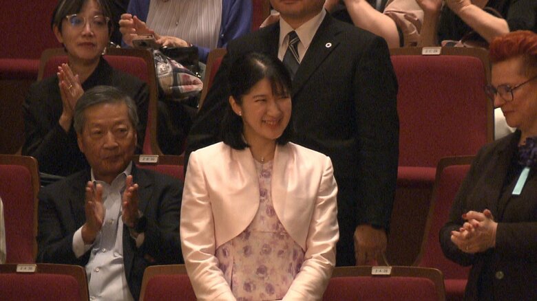 愛子さまがウィーン少年合唱団の公演鑑賞 上皇ご夫妻の曲も披露され「日本の歌を合唱団に歌っていただけるのはとてもうれしいですね」|FNNプライムオンライン