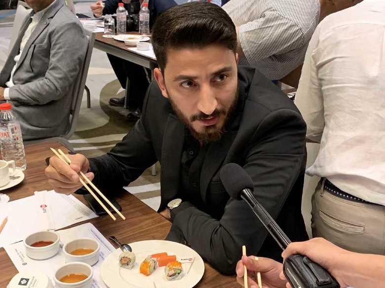 日本産醤油を試食したトルコ人男性