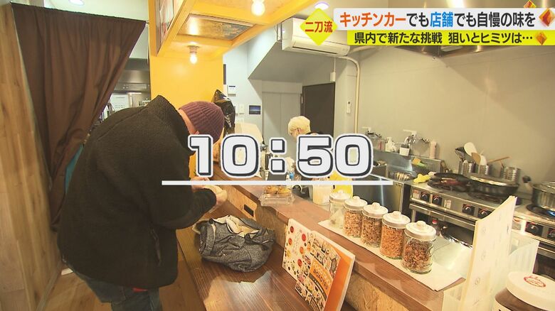 こちらの男性、スタッフさんでしょうか?