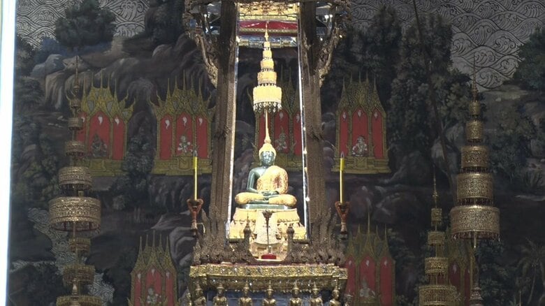 ワット・プラ・ケオに祀られているエメラルドブッダ。像に触れられるのは国王だけだ。老若男女が長い時間祈りを捧げていた。