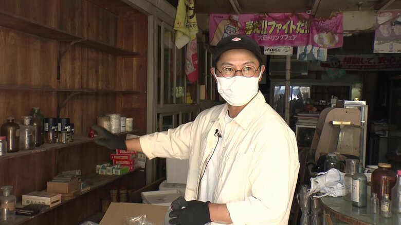 店内の査定をする高田さん