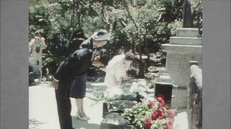 昭和50（1975）年　ひめゆりの塔に献花される皇太子時代の両陛下