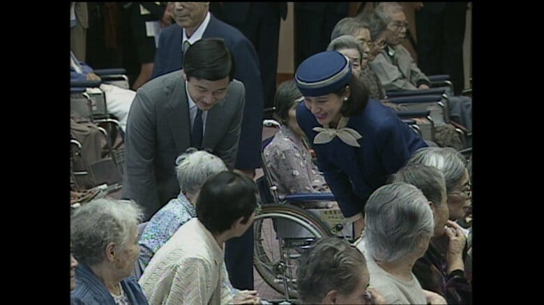 大ホールでも入所者に声を掛けられた皇太子ご夫妻