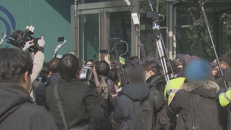 テレビカメラ（左）より多いYouTuberのスマートフォン（2023年2月）