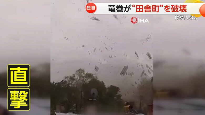 建物の屋根をバラバラにし、破片が空へと舞い上がる様子