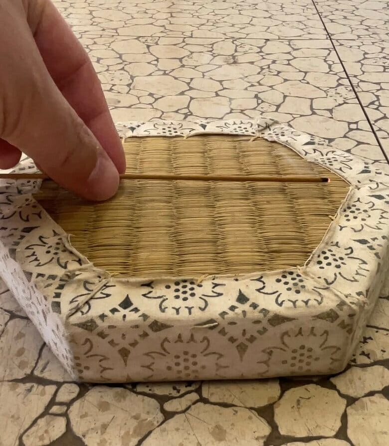 火をつけた線香と「畳＋畳縁」（提供：株式会社阪本）