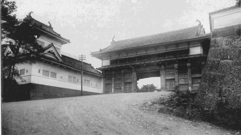 焼失前の大手門（大正14 年（1925）～昭和10 年（1935）） 仙台市博物館蔵（仙台市資料より）