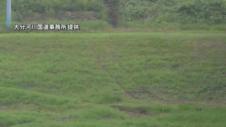 大分市中戸次の大野川の堤防