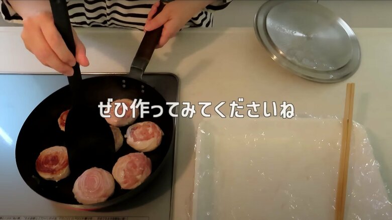 調理中の様子。豚肉と焼売の皮でタマネギに見せかけている