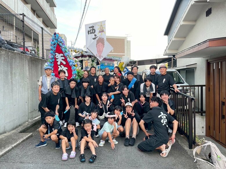 親戚や仲間、みんなでド派手に流した矢竹家の精霊船