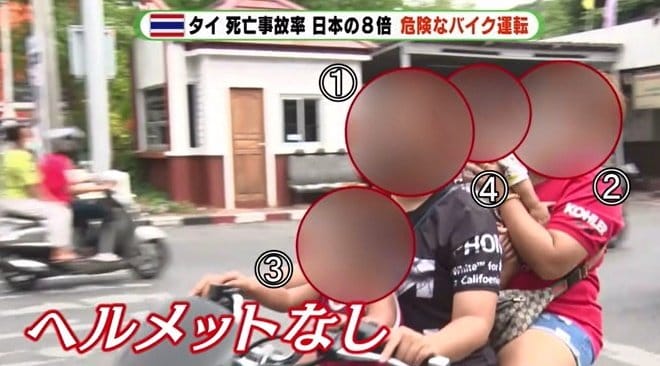 ノーヘルの4人乗り　小さな子どもも乗っている