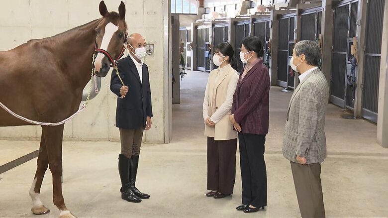 皇居内の主馬班厩舎を訪問された天皇ご一家（10月12日午後4時）