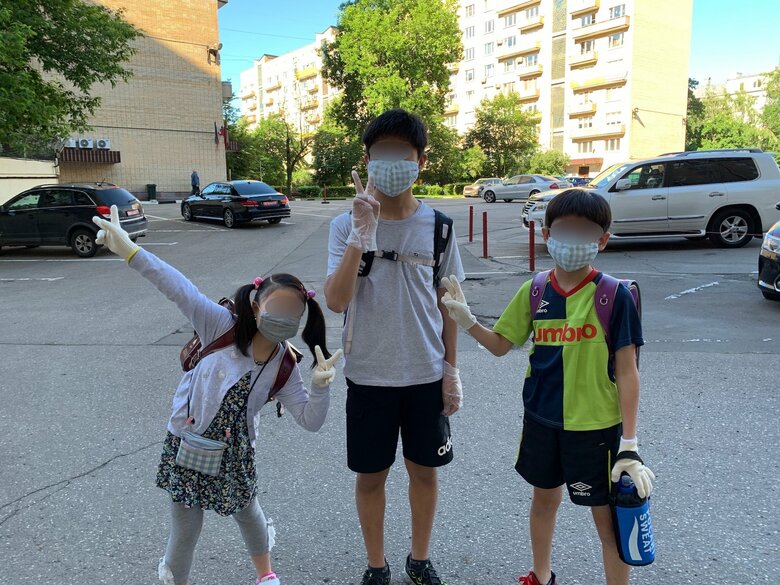 スクールバスに乗るときはマスクと手袋の着用が必須（去年6月）