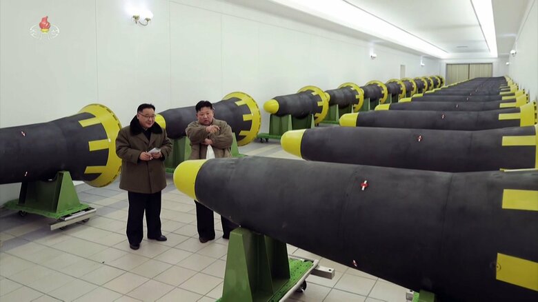 火星12型中距離弾道ミサイルの先端部を視察する金正恩総書記。(KRT朝鮮中央テレビ・2023年1月1日より)